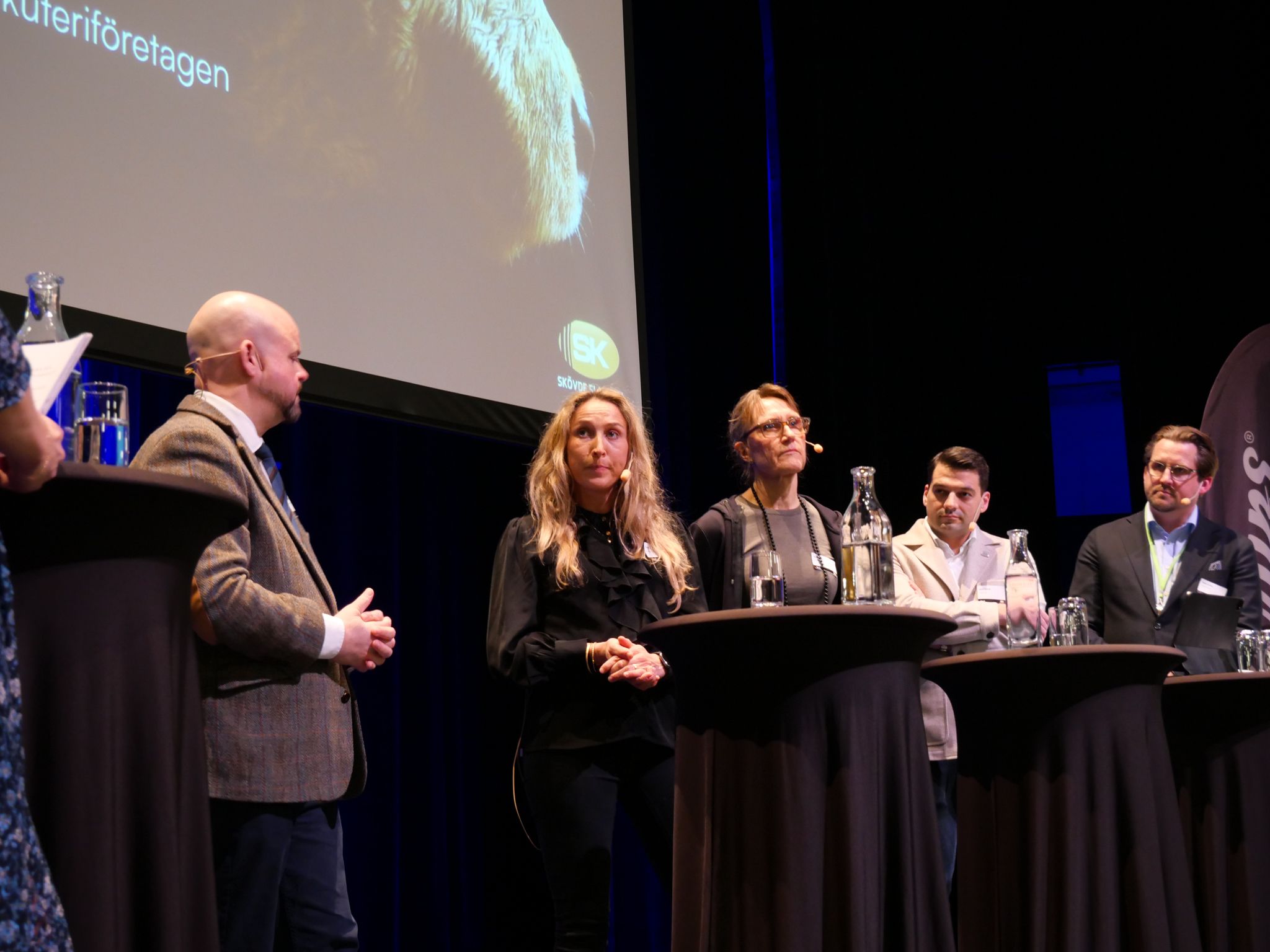 Landsbygdsminister Peter Kullgren, Elisabeth Hidén, LRF, Christina Nordin, Livsmedelsverket, Robert Stekovic, Lidl, och Magnus Dafgård, Skövde Slakteri, i paneldebatt efter visningen av filmen World Without Cows.