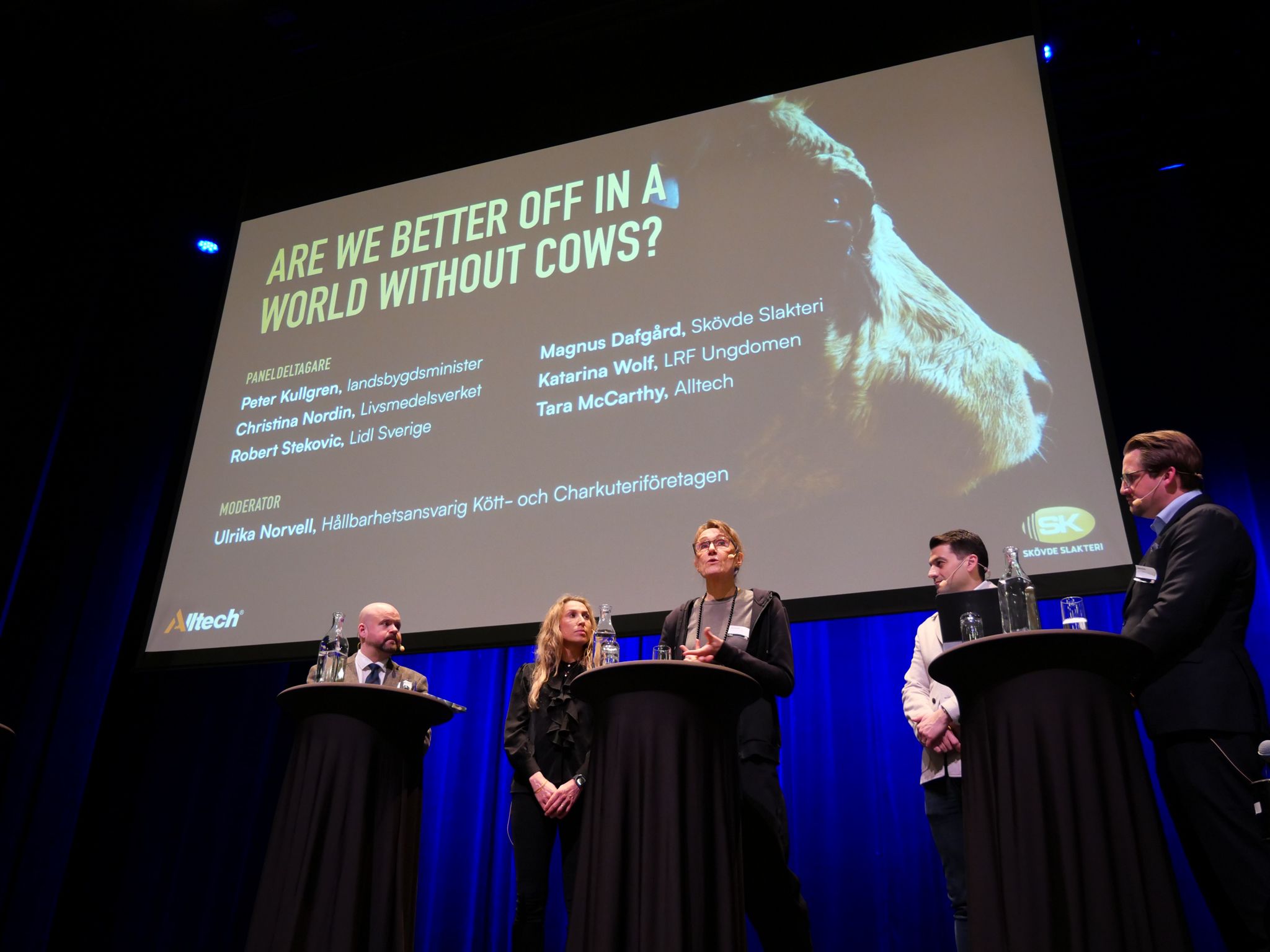 Landsbygdsminister Peter Kullgren, Elisabeth Hidén, LRF, Christina Nordin, Livsmedelsverket, Robert Stekovic, Lidl, och Magnus Dafgård, Skövde Slakteri, i paneldebatt efter visningen av filmen World Without Cows.