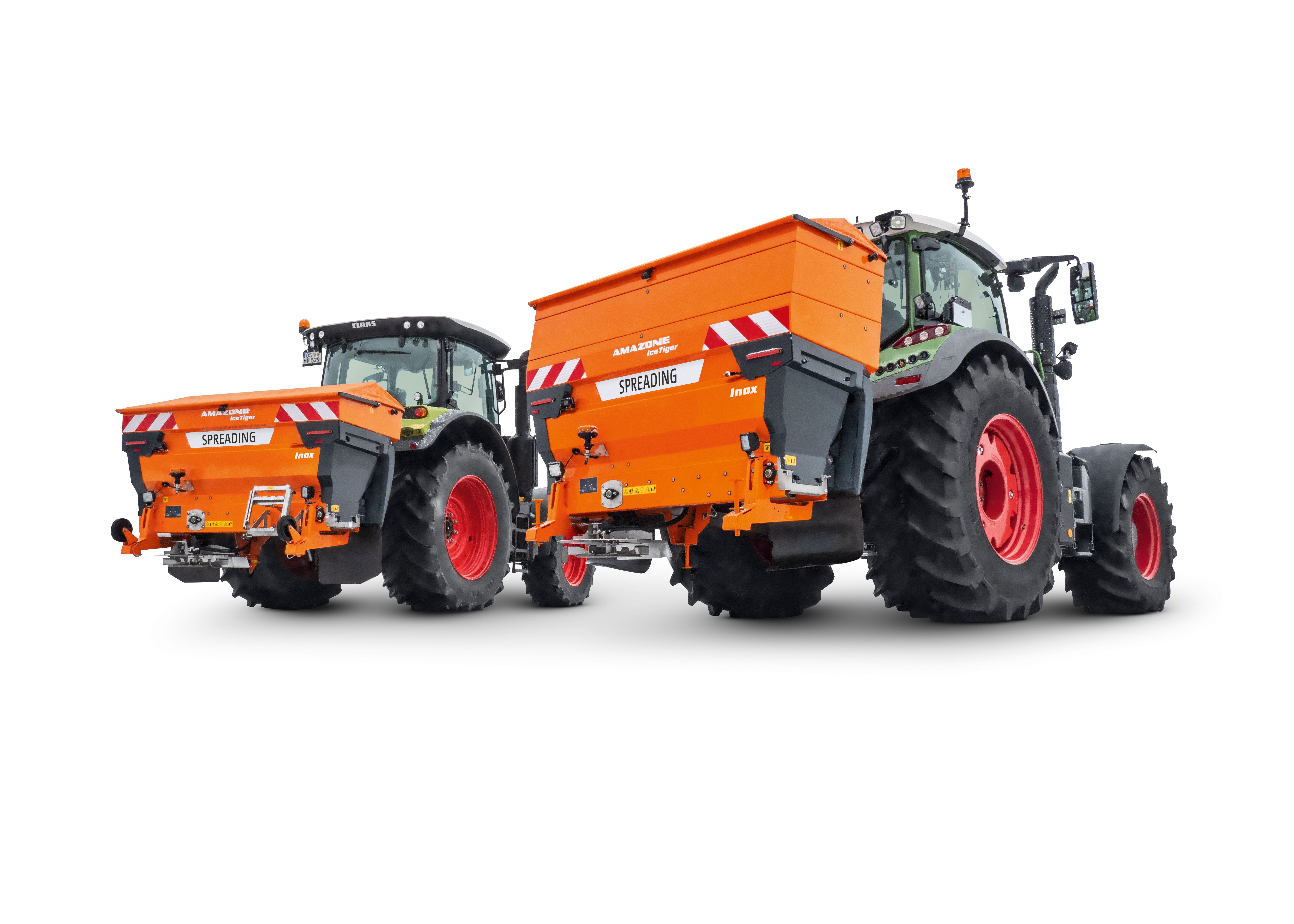 Två traktorer med orangea spridare för salt på vit bakgrund.