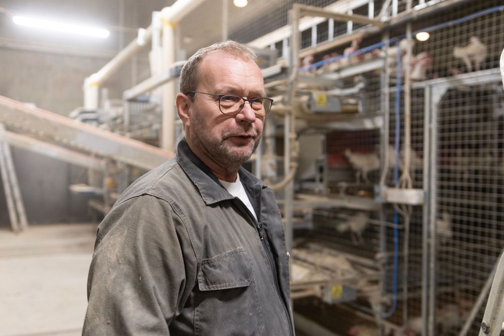 Man i arbetskläder står i en fabriksbyggnad.
